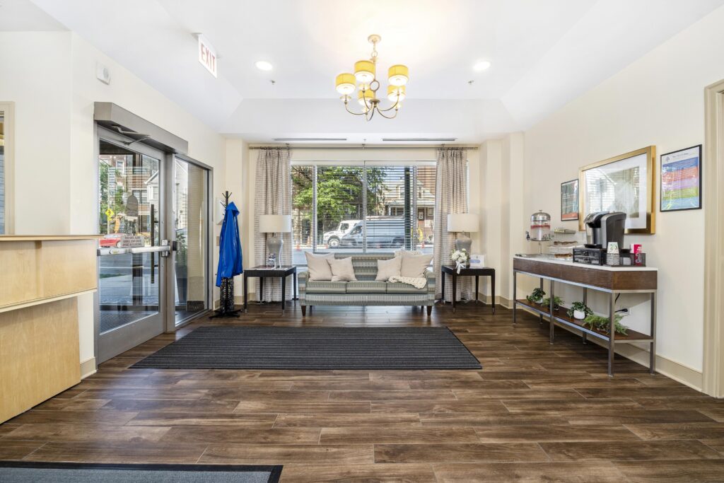 004 Lakeview Lobby 07