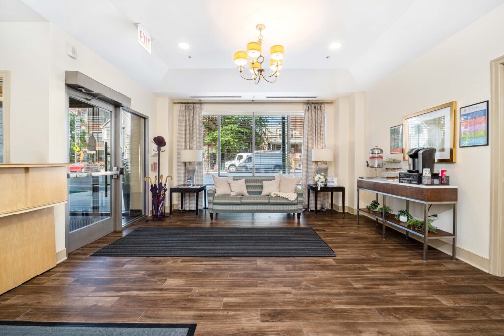 004 Lakeview Lobby 07