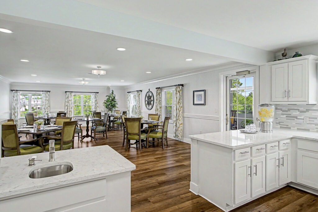 010 Dining Room with Kitchenette